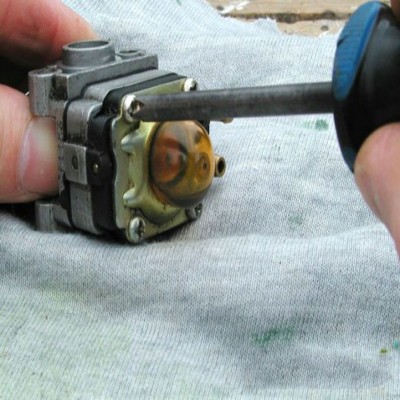 C&Aacute;CH VỆ SINH BỘ CHẾ H&Ograve;A KH&Iacute; CARBURETOR (B&Igrave;NH XĂNG CON) M&Aacute;Y CẮT CỎ
